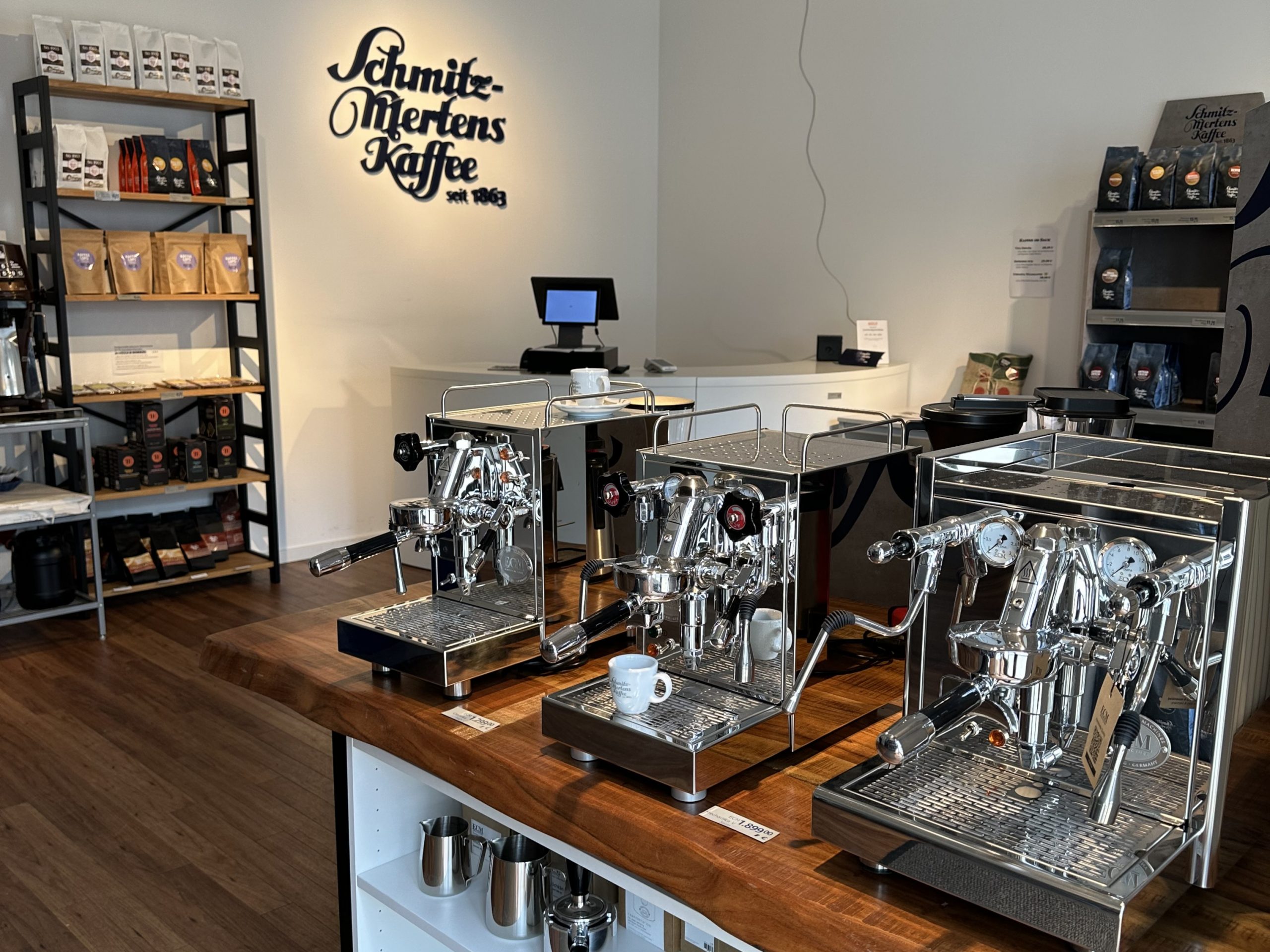 Ansicht des Ladens mit Kaffeemaschinen im Vordergrund